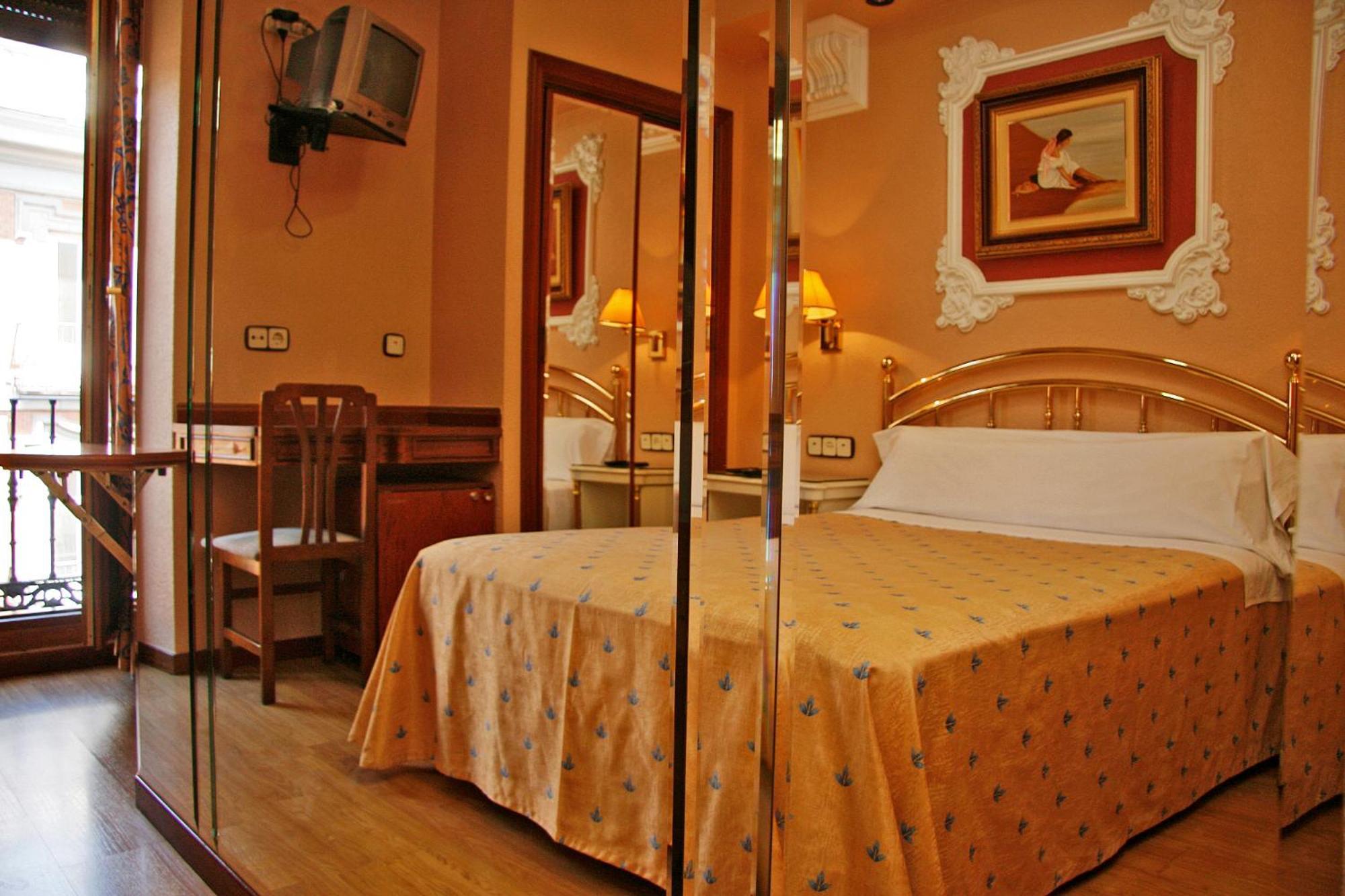 Hostal Victoria III Madrid Luaran gambar