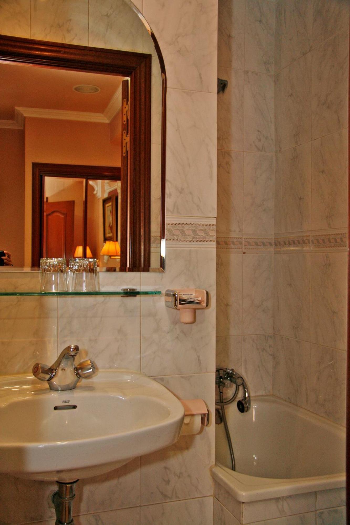 Hostal Victoria III Madrid Luaran gambar