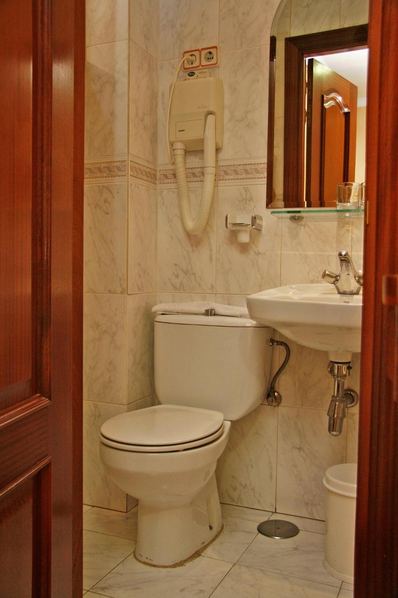 Hostal Victoria III Madrid Luaran gambar