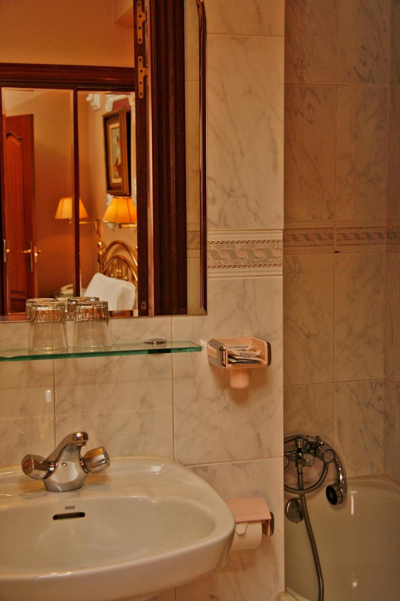 Hostal Victoria III Madrid Luaran gambar