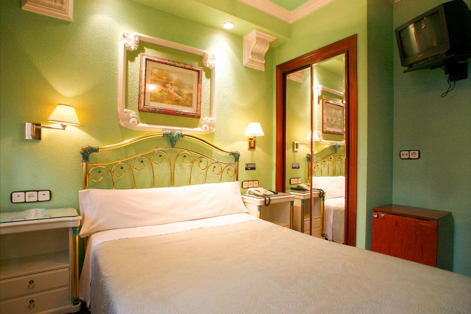 Hostal Victoria III Madrid Luaran gambar
