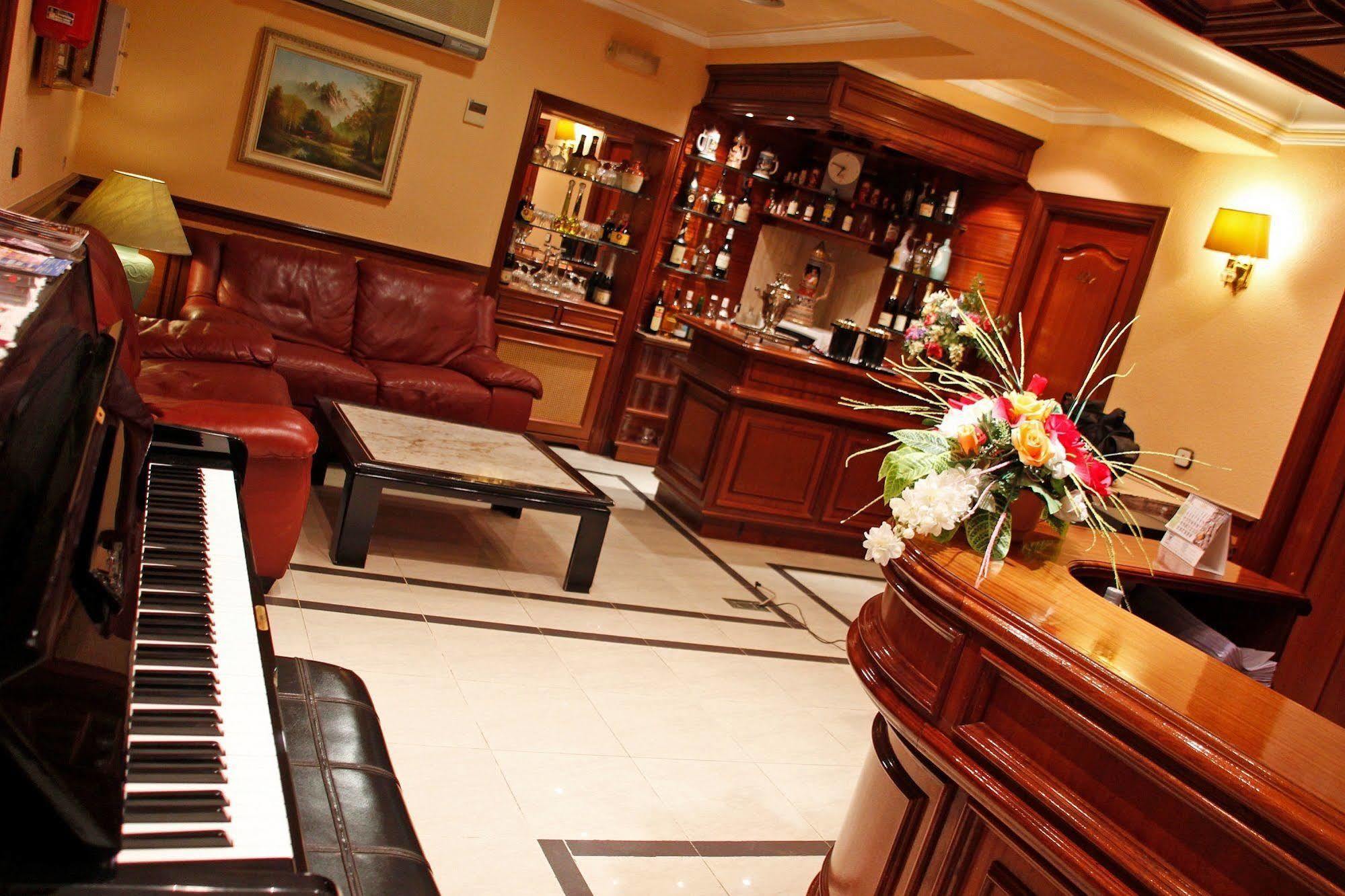 Hostal Victoria III Madrid Luaran gambar