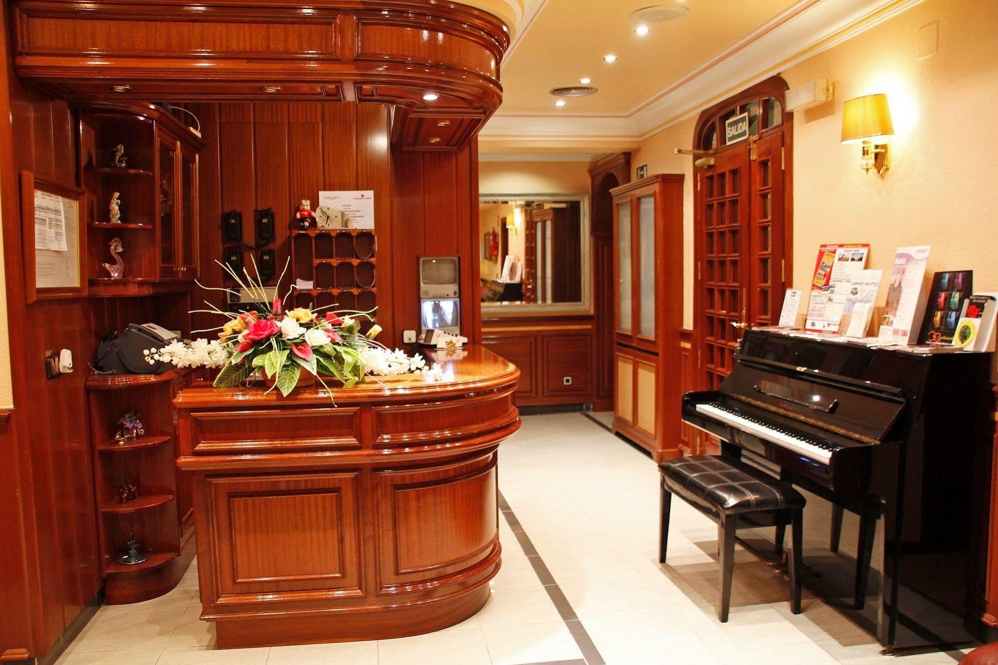 Hostal Victoria III Madrid Luaran gambar