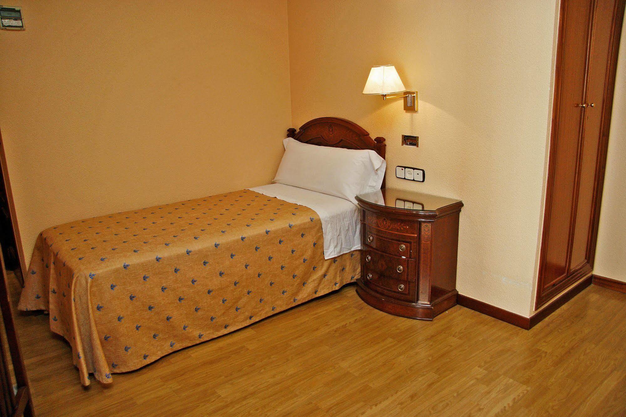 Hostal Victoria III Madrid Luaran gambar