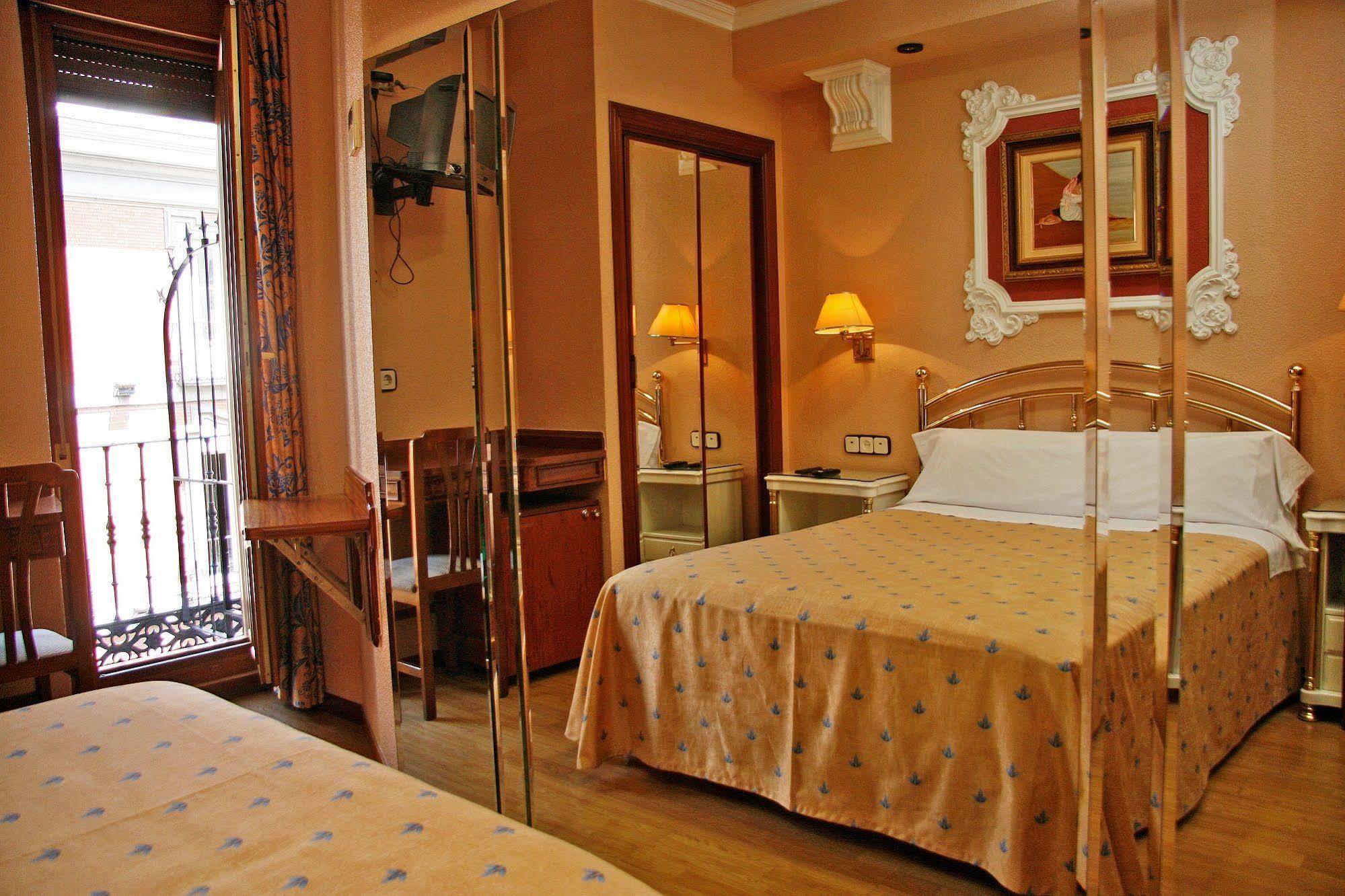 Hostal Victoria III Madrid Luaran gambar