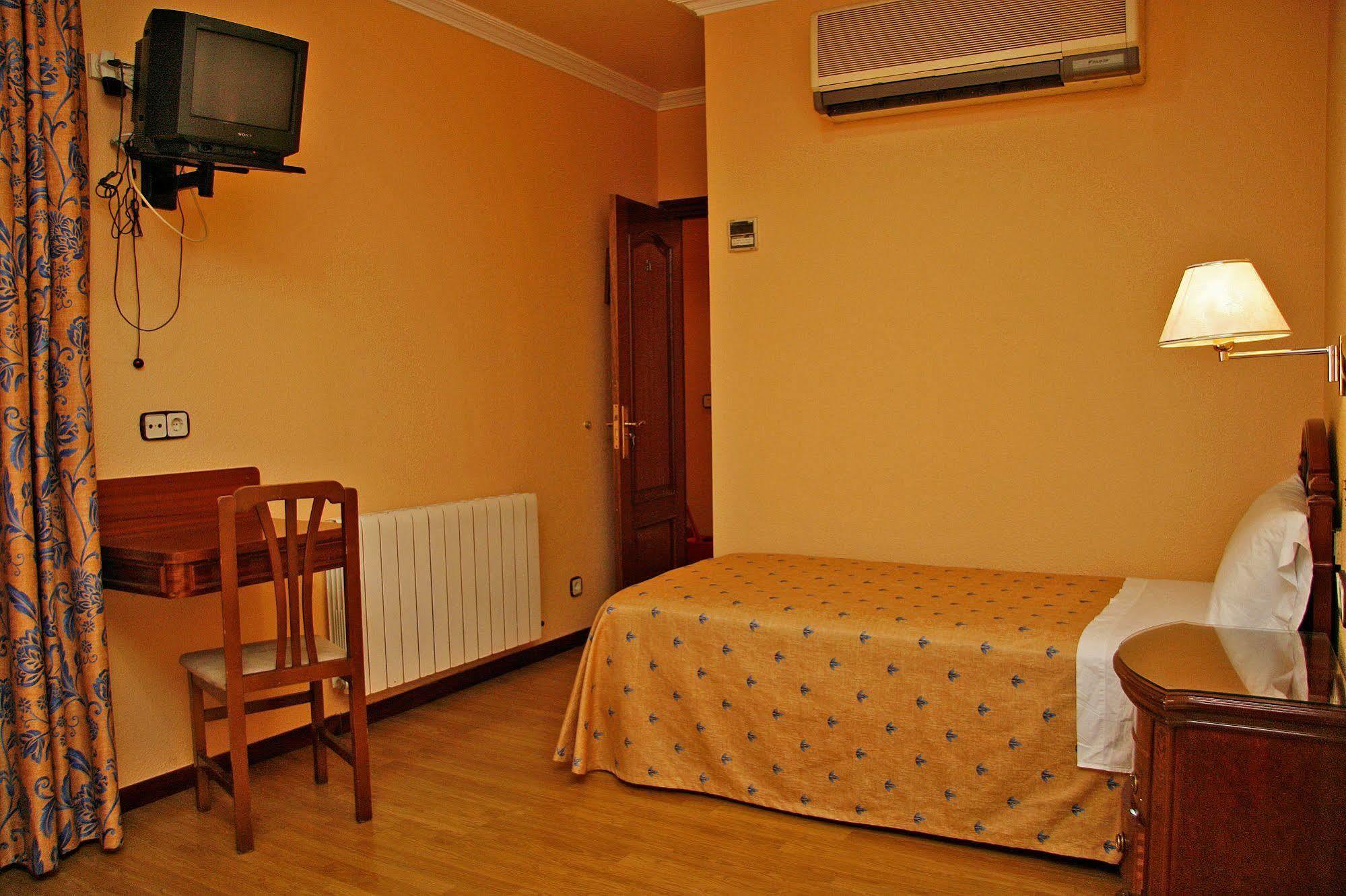 Hostal Victoria III Madrid Luaran gambar
