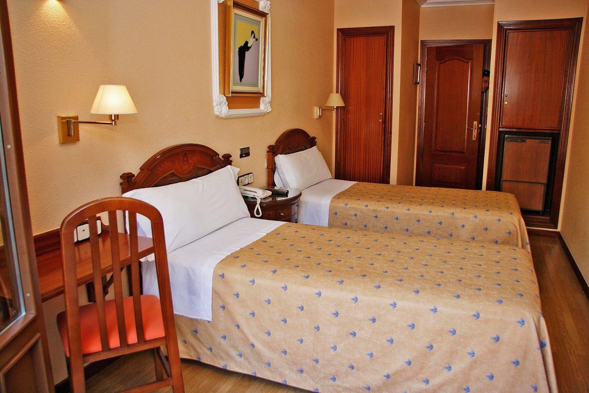 Hostal Victoria III Madrid Luaran gambar