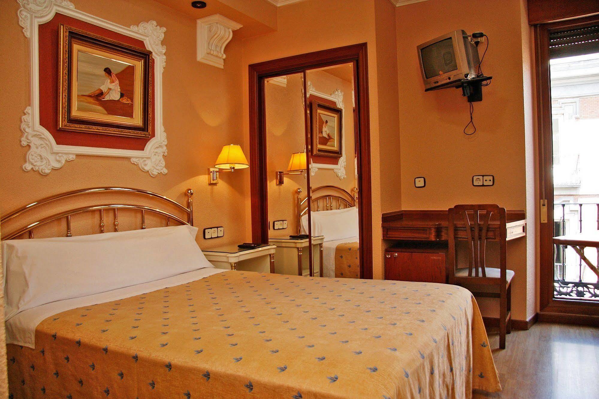 Hostal Victoria III Madrid Luaran gambar
