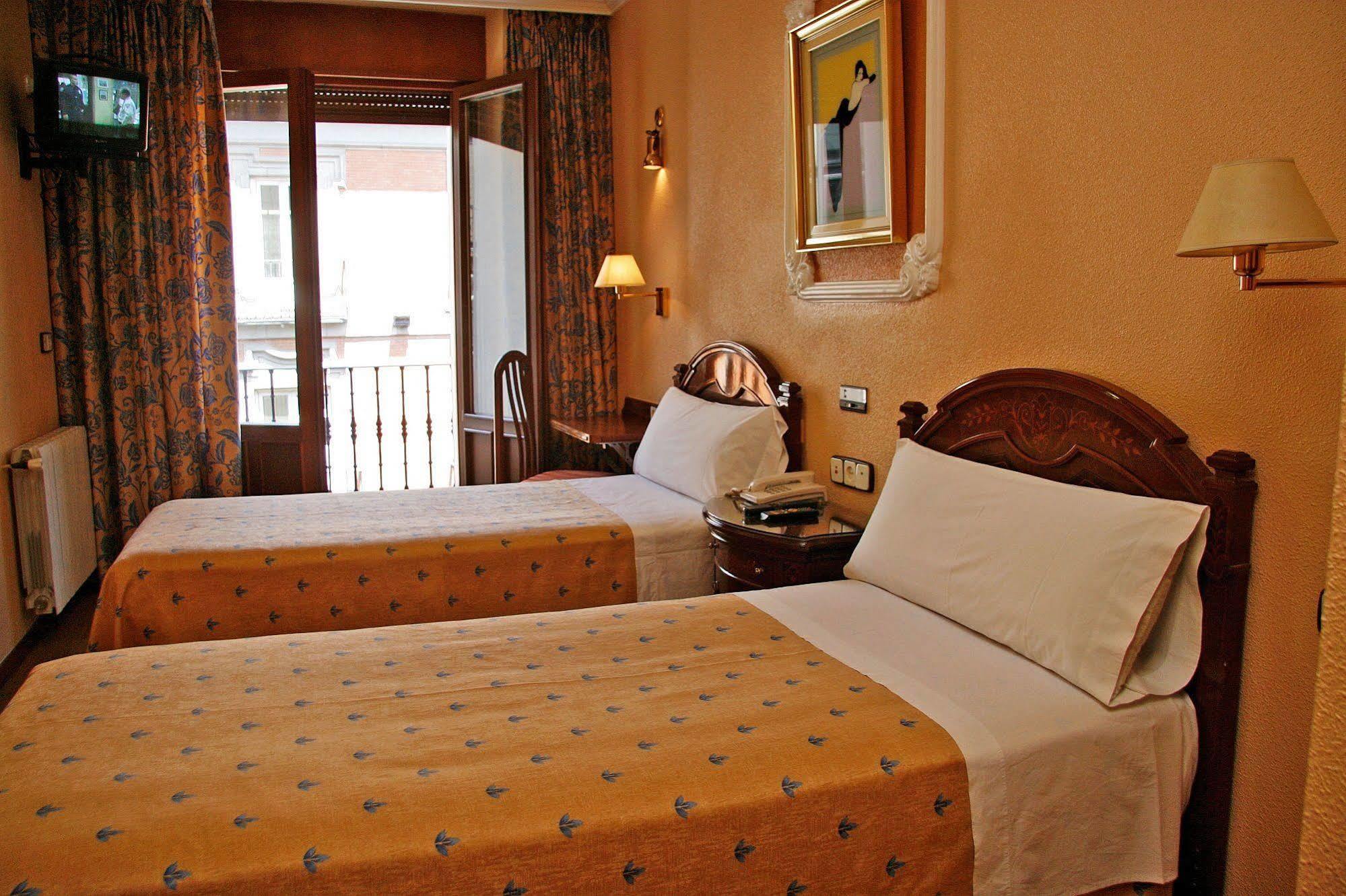 Hostal Victoria III Madrid Luaran gambar