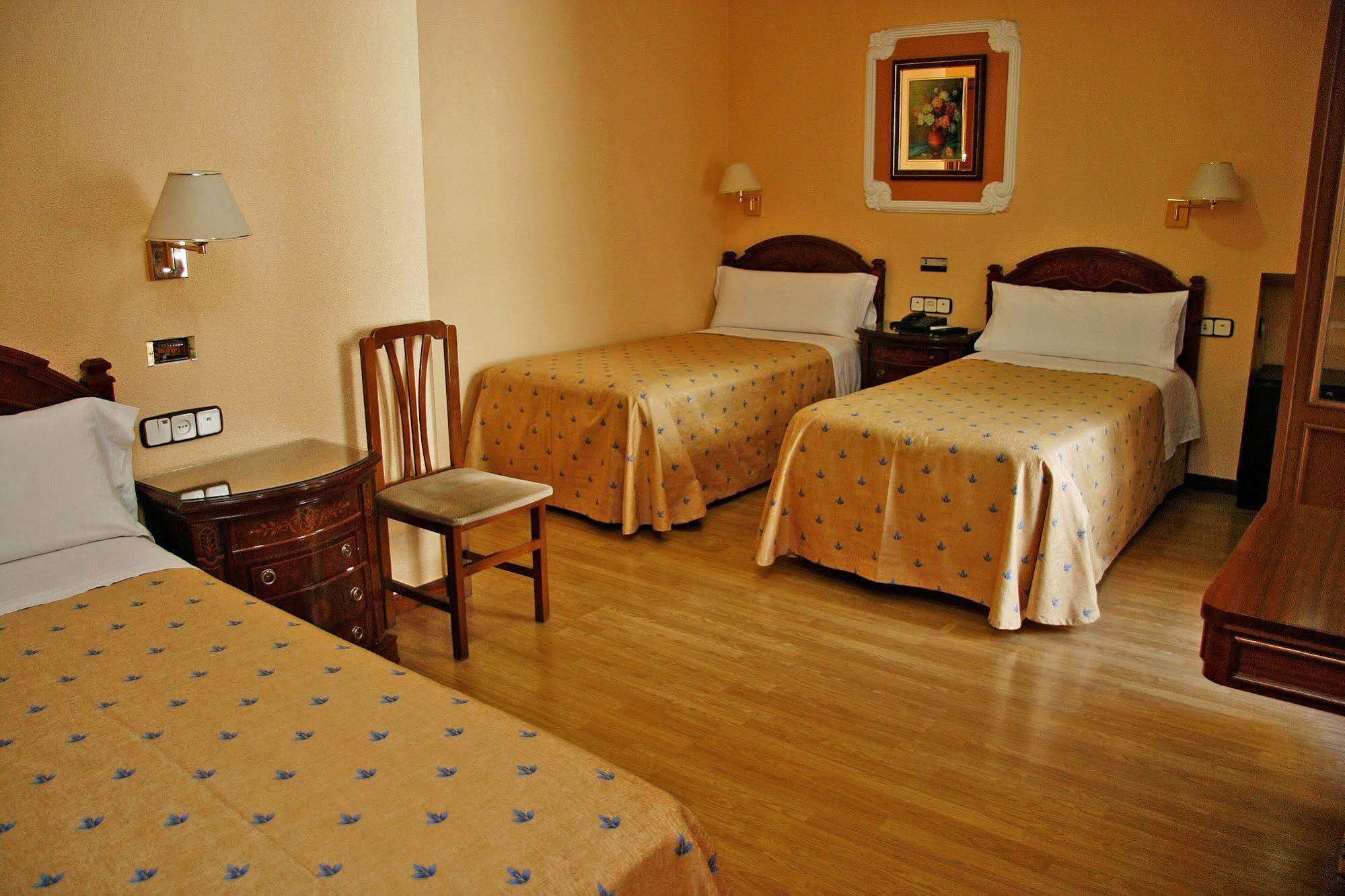 Hostal Victoria III Madrid Luaran gambar